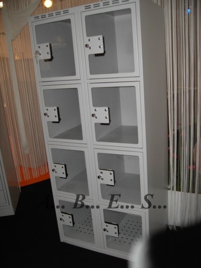 Szafa skrytkowa Sus 324 z drzwiami z plexi.